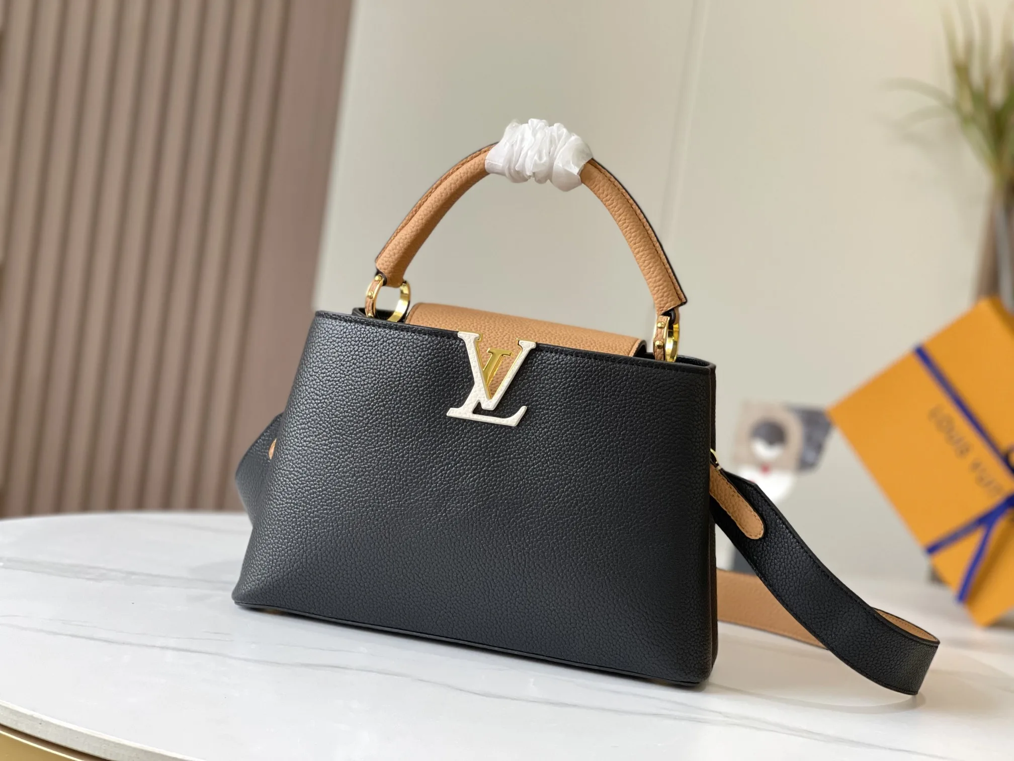 Louis Vuitton Capucines Mm Black 27Cm M59466 Secondary image