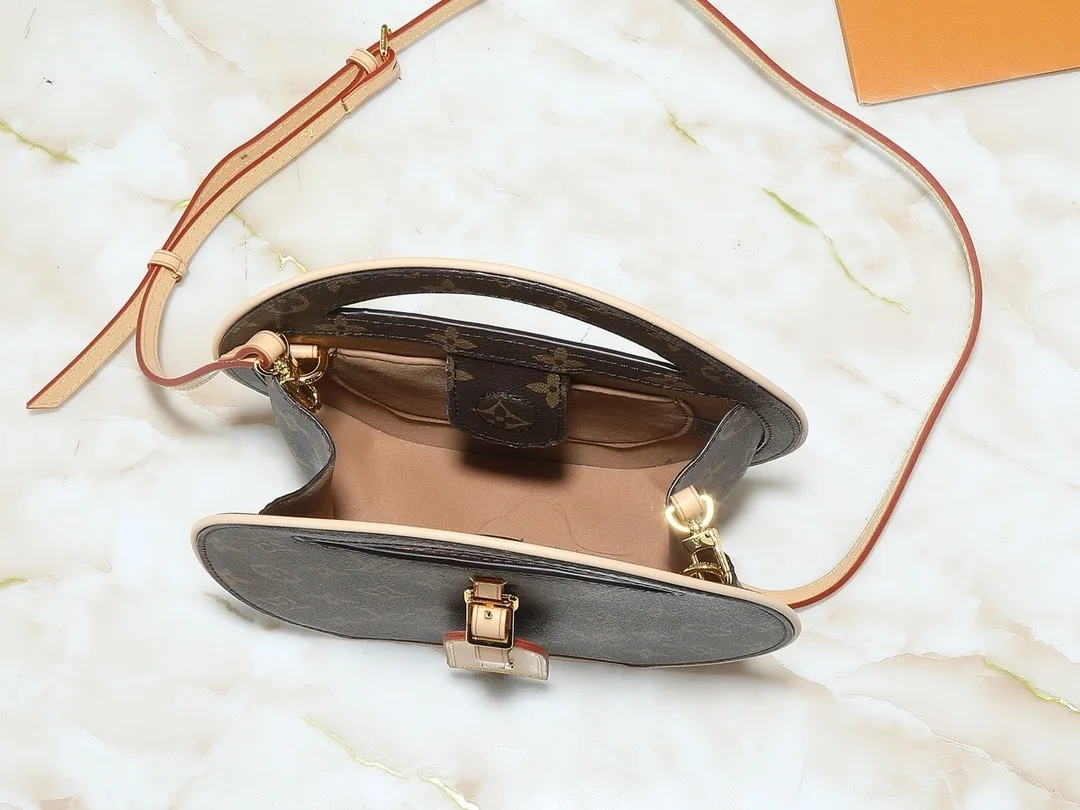 Louis Vuitton Around Me Pm 22Cm M47117 Secondary image