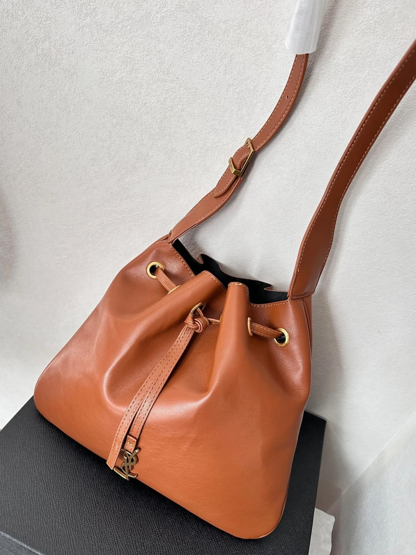 Saint Laurent Paris Vii Flat Hobo Bag In Smooth Leather Bag Orange 23Cm Secondary image