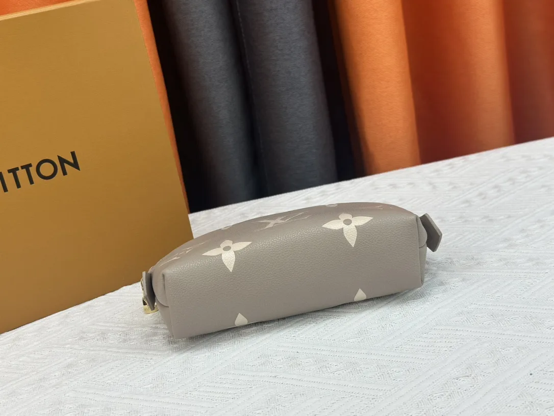 Louis Vuitton Cosmetic Pouch Pm Creme 17Cm M45951