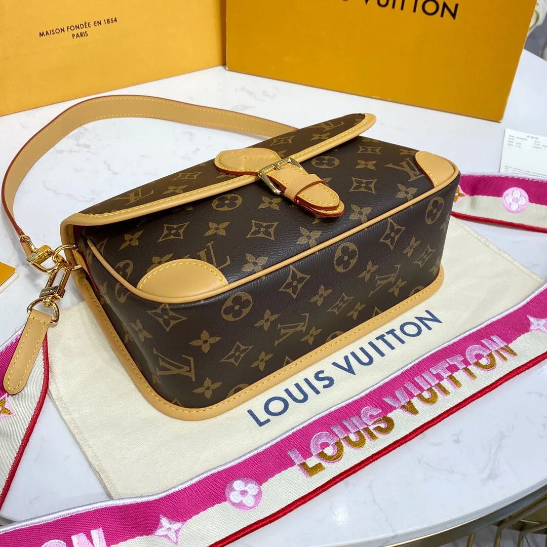 Louis Vuitton Diane Fuchsia M46049 Secondary image