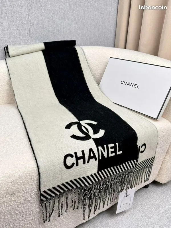 Chanel Black And White Wool Scarf Secondary image