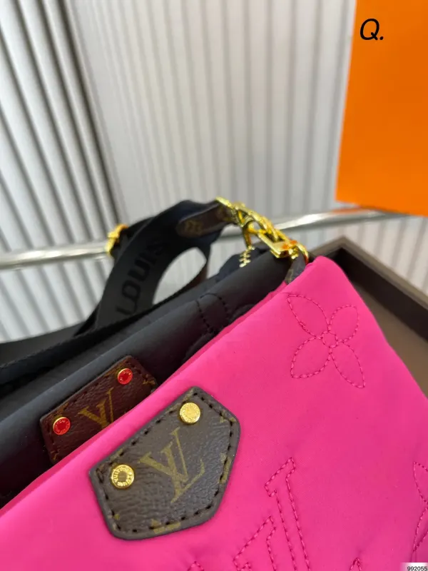 Louis Vuitton Maxi Multi Pochette Accessoires Black Pink 25Cm
