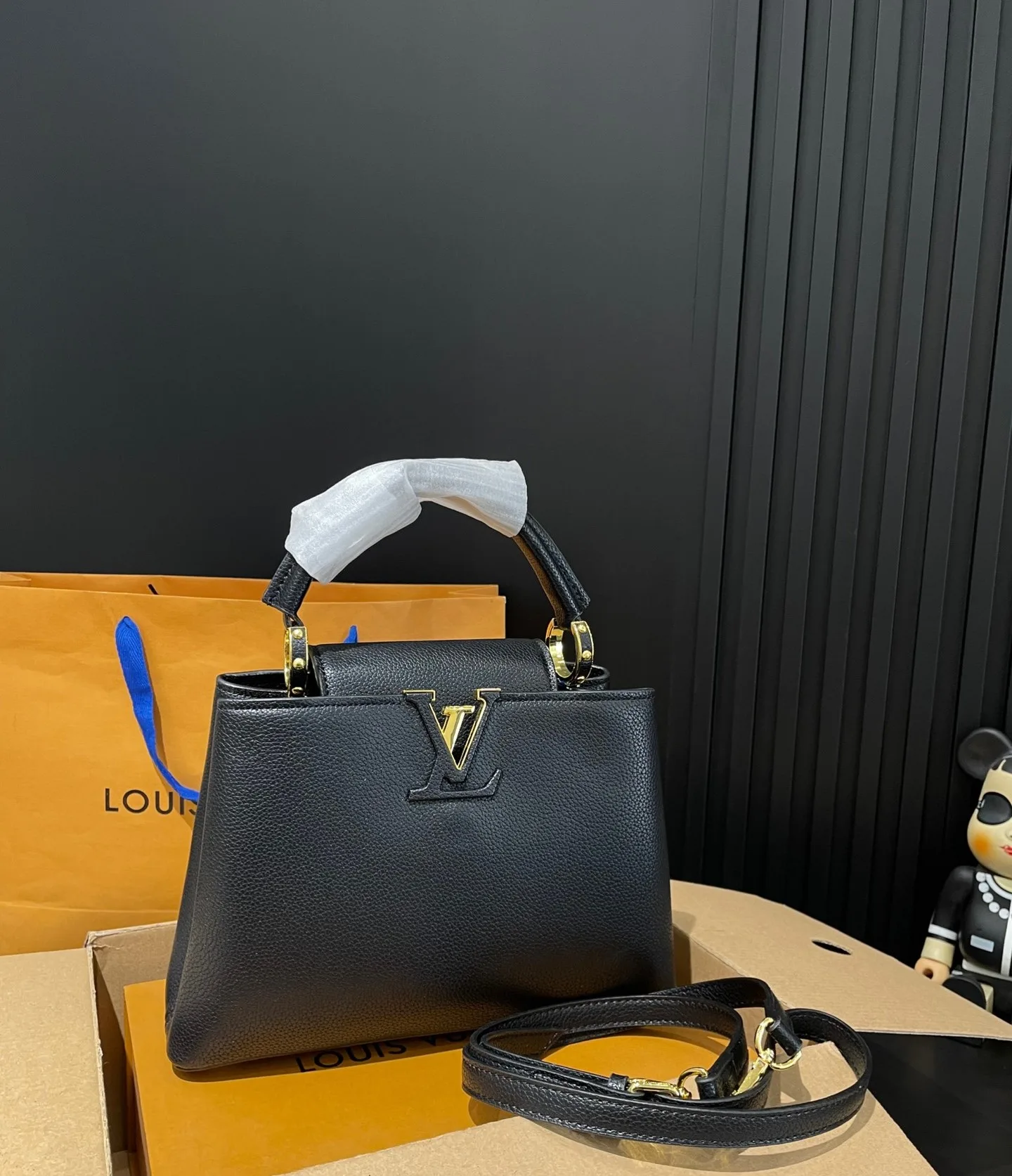 Louis Vuitton Capucines Bb Bag Black 27Cm M94755 Secondary image