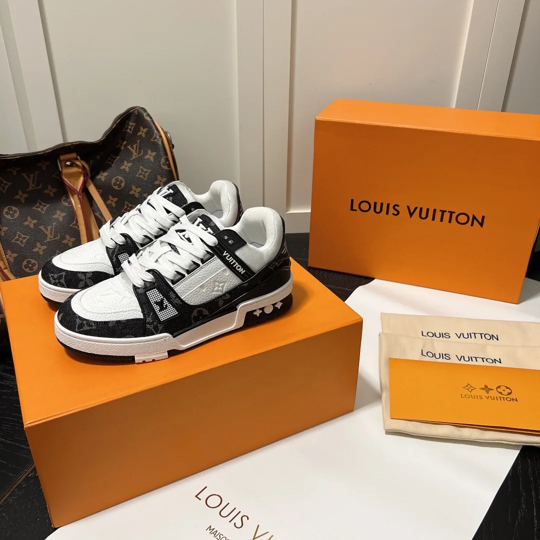 Louis Vuitton LV Trainer Sneaker Black White Secondary image