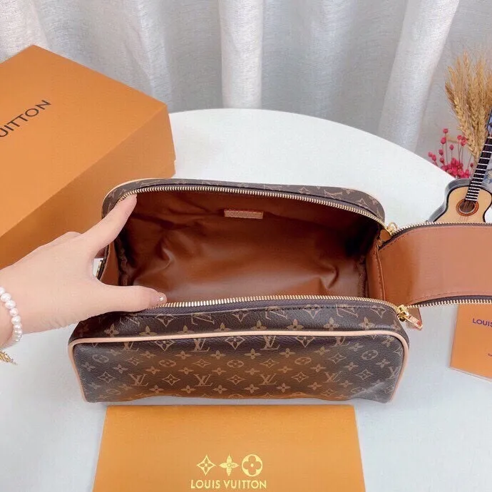 Louis Vuitton Dopp Kit Toilet Pouch Monogram Canvas 27Cm M44494 Secondary image