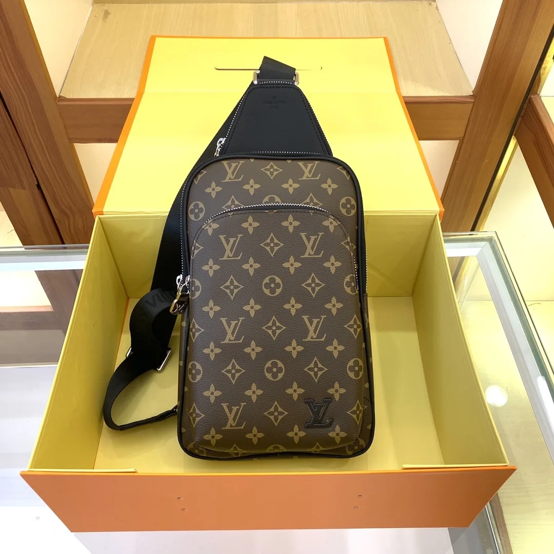 Louis Vuitton Avenue Nm Crossbody Bag Monogram 31Cm M46327 Secondary image