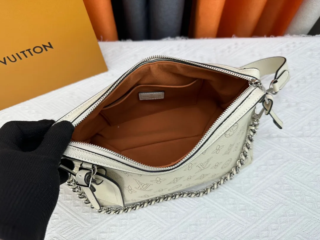 Louis Vuitton Hand It All PM Creme 29Cm M24114 Secondary image