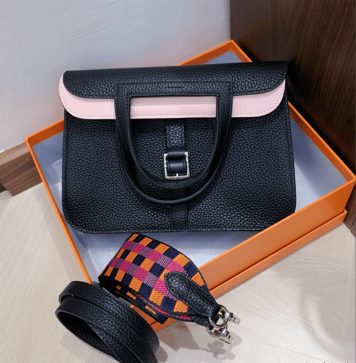 H Halzan 25 Taurillon Clemence Verso In Black/ Rose Sakura Palladium Hardware Secondary image