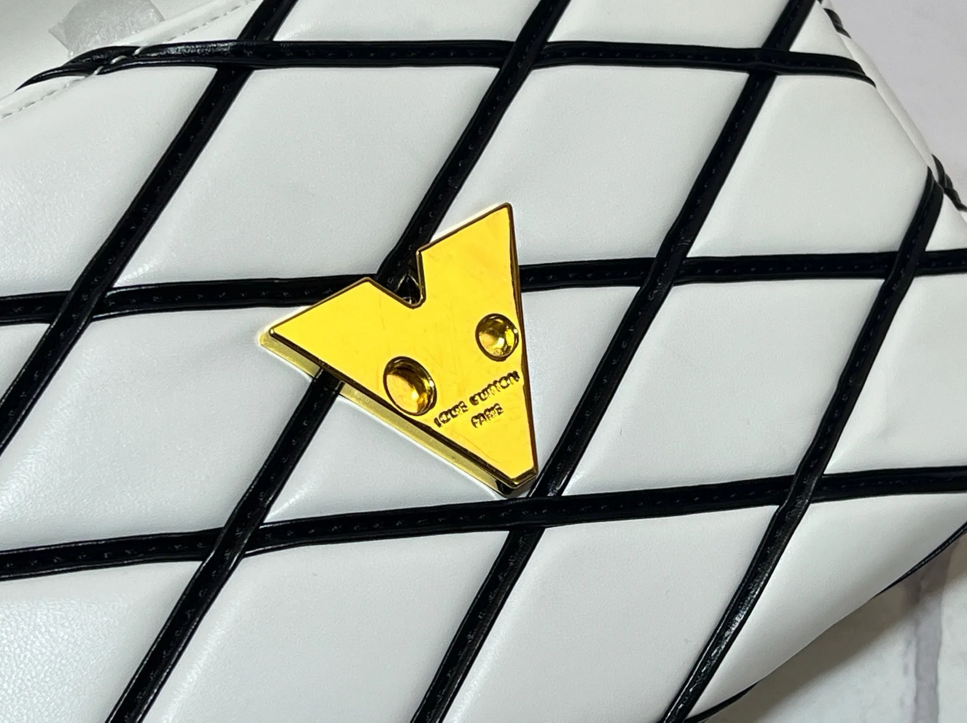 Louis Vuitton Go 14 Mm White Black 23Cm M22890