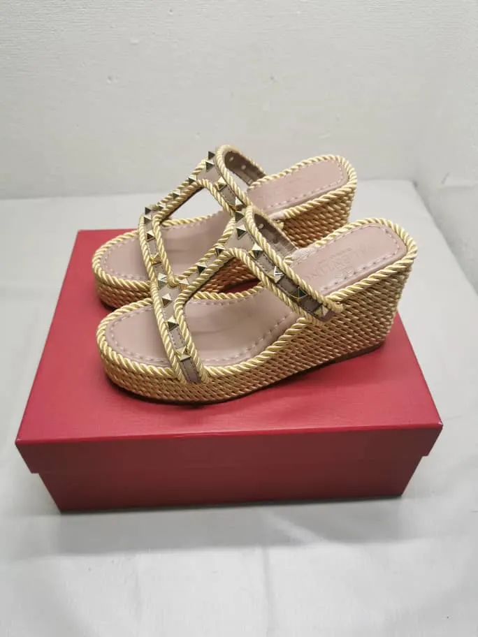 Valentino Rockstud Wedge In Calfskin Beige Secondary image