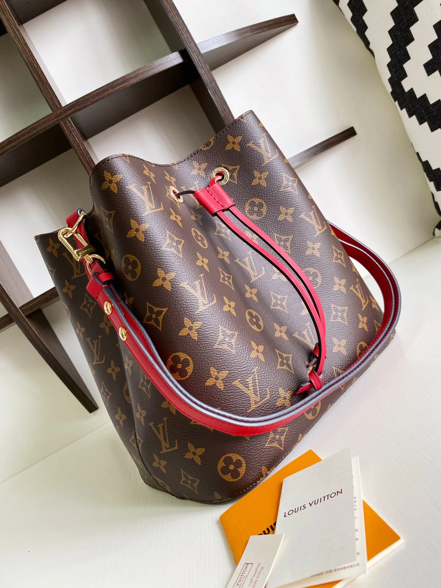 Louis Vuitton Neonoe Red M44021 Secondary image