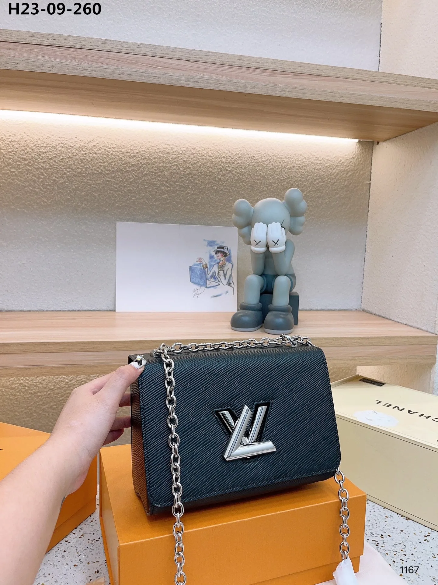 Louis Vuitton Twist Mm Bag Black 23Cm M21110 Secondary image