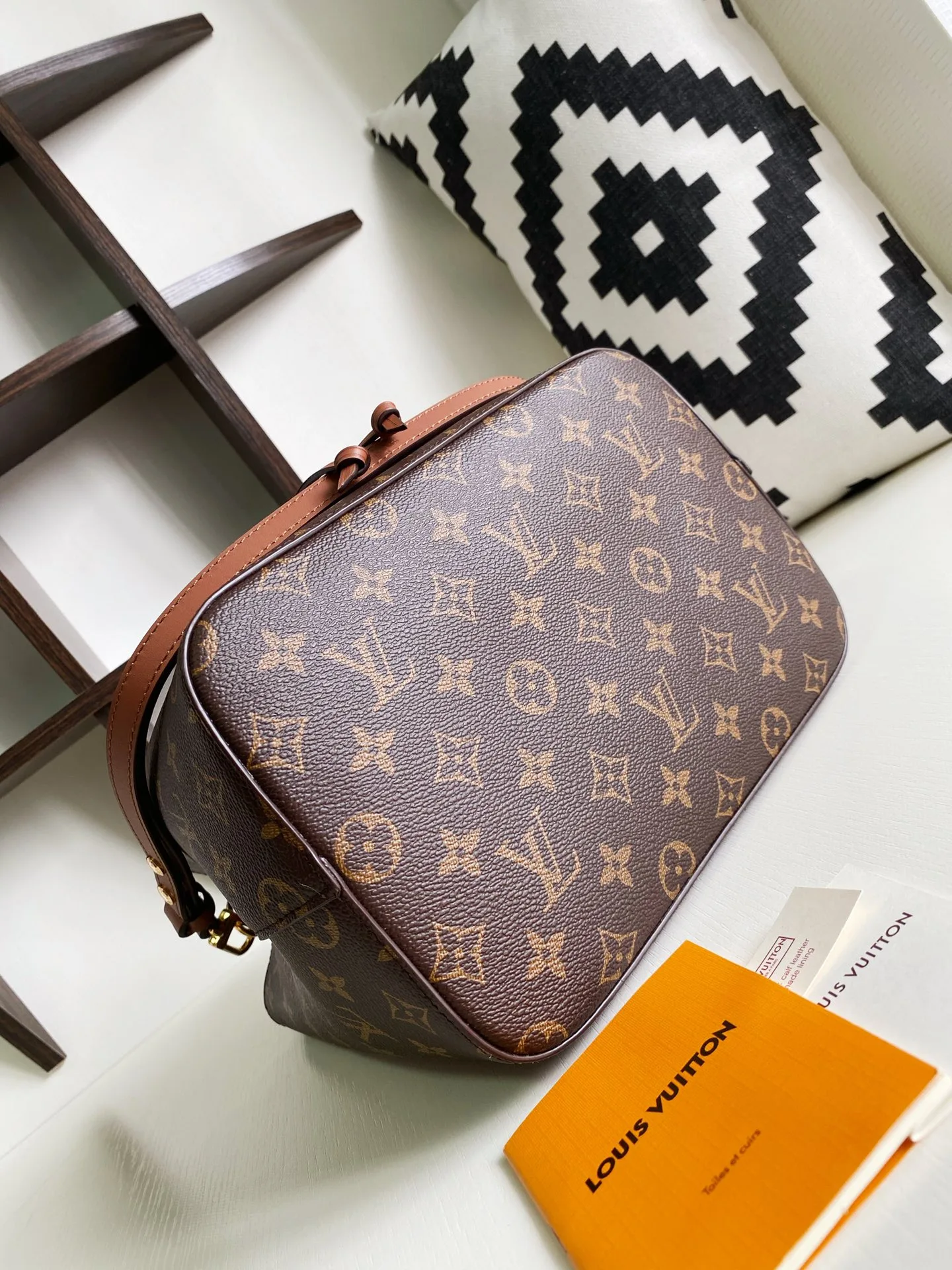 Louis Vuitton Neonoe Mm Brown M44887
