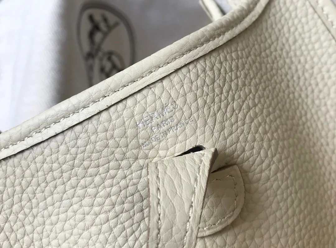 H Evelyne 23 Poche III Taurillon Clemence Bag In Craie Secondary image