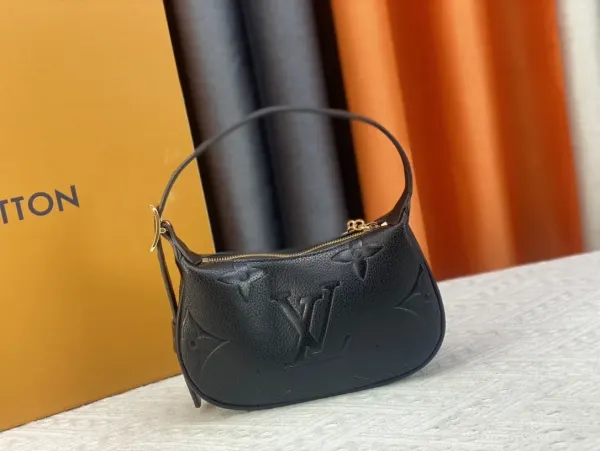 Louis Vuitton Mini Moon Black 20Cm M82391