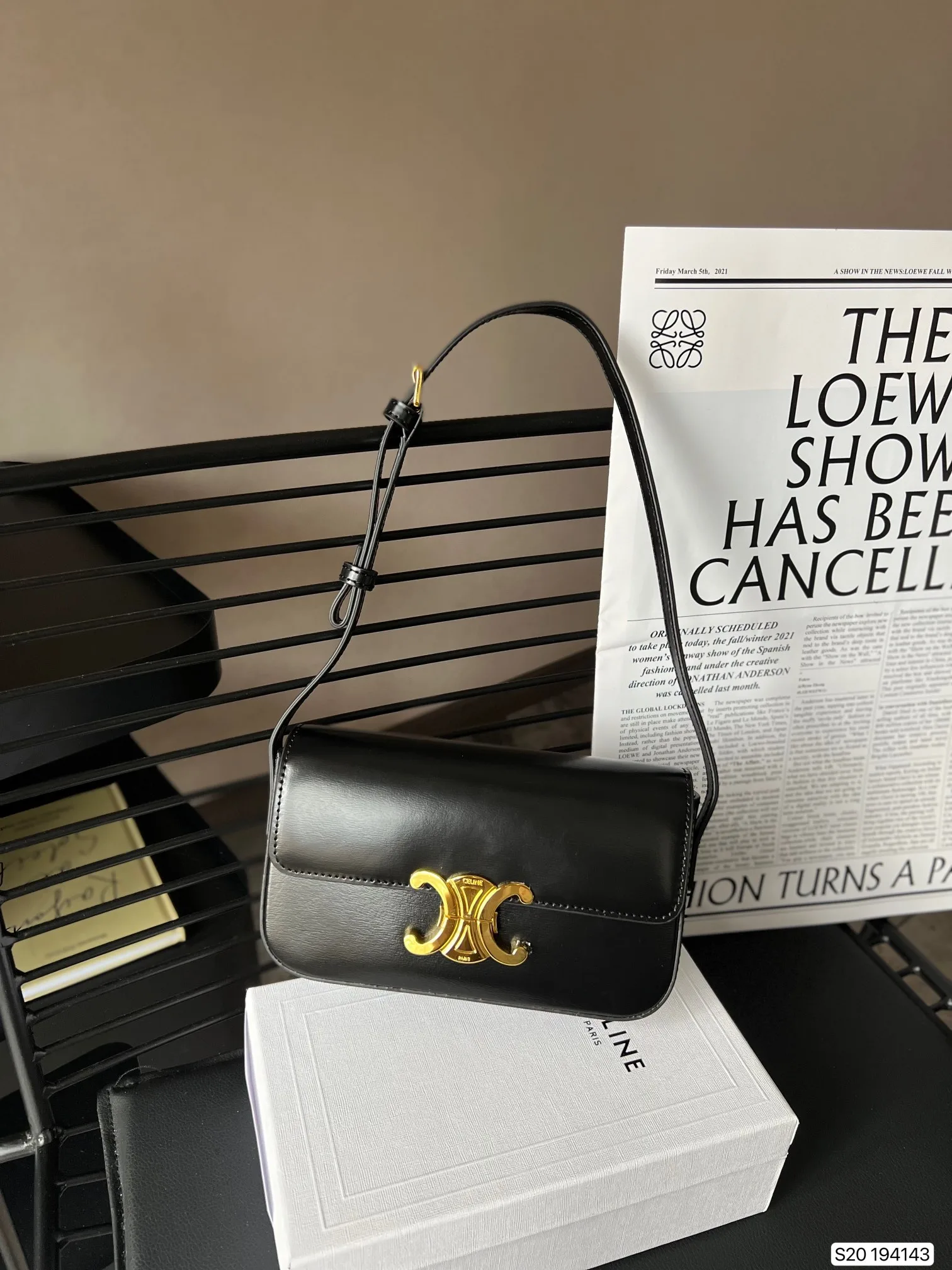 Celine Shoulder Bag Triomphe In Shiny Calfskin Black 18Cm 194143Bf438No Secondary image