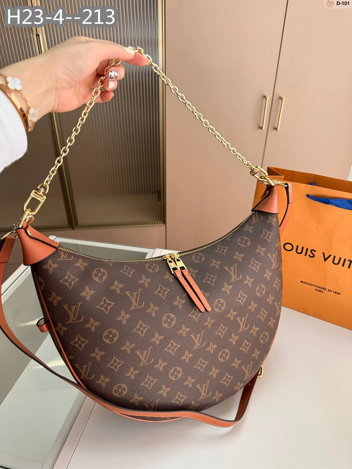 Louis Vuitton Loop Hobo Monogram Canvas Brown 35Cm M46311 Secondary image
