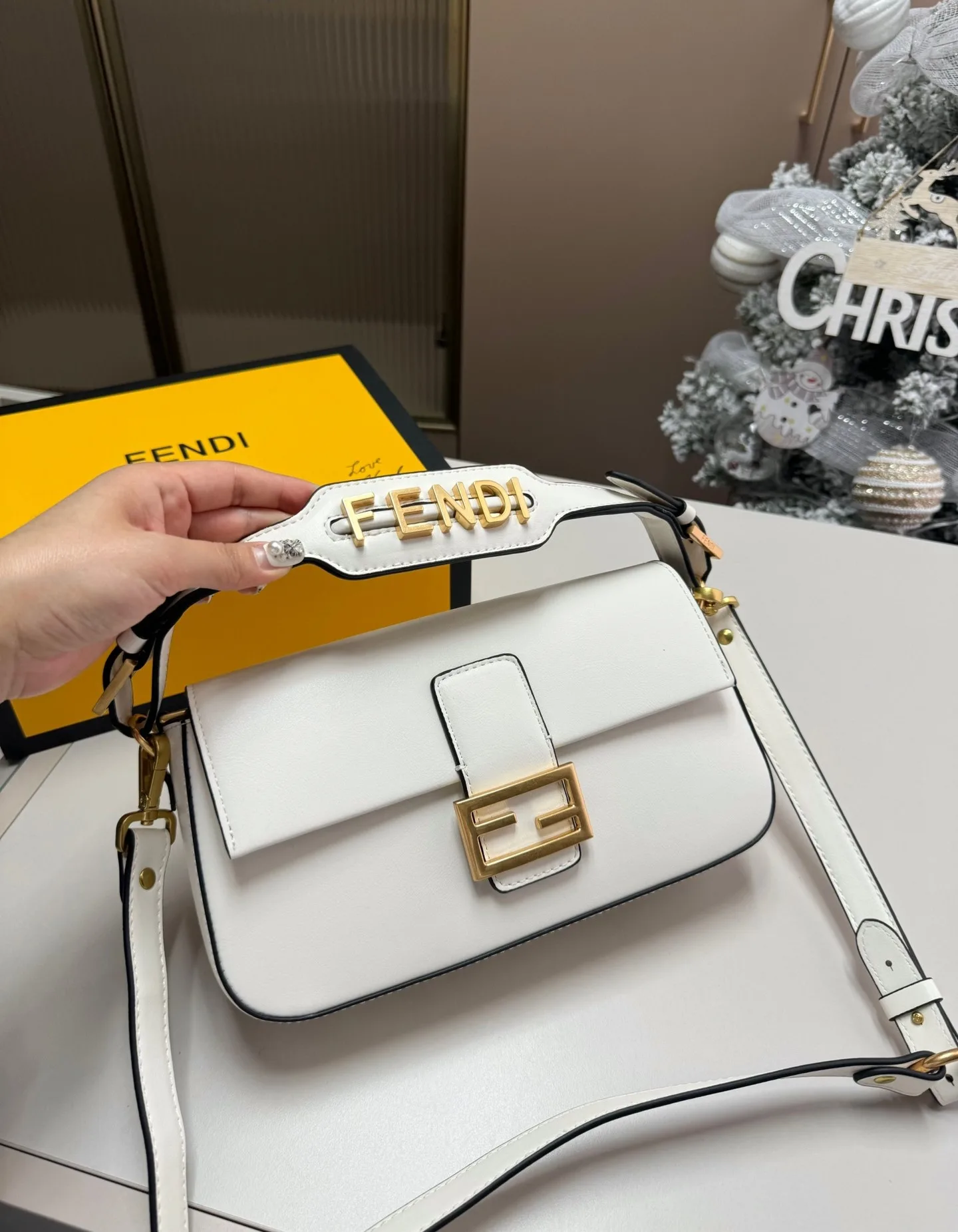 Fendi Baguette Bag White Leather 25Cm 8Br822Apg6 Secondary image