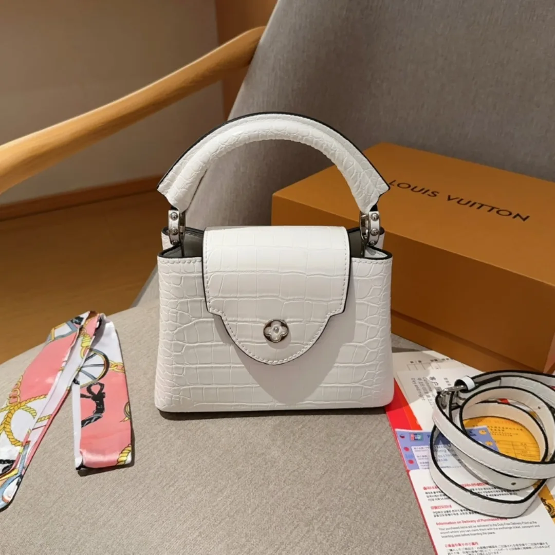Louis Vuitton Capucines Mini White 21Cm N93701 Secondary image