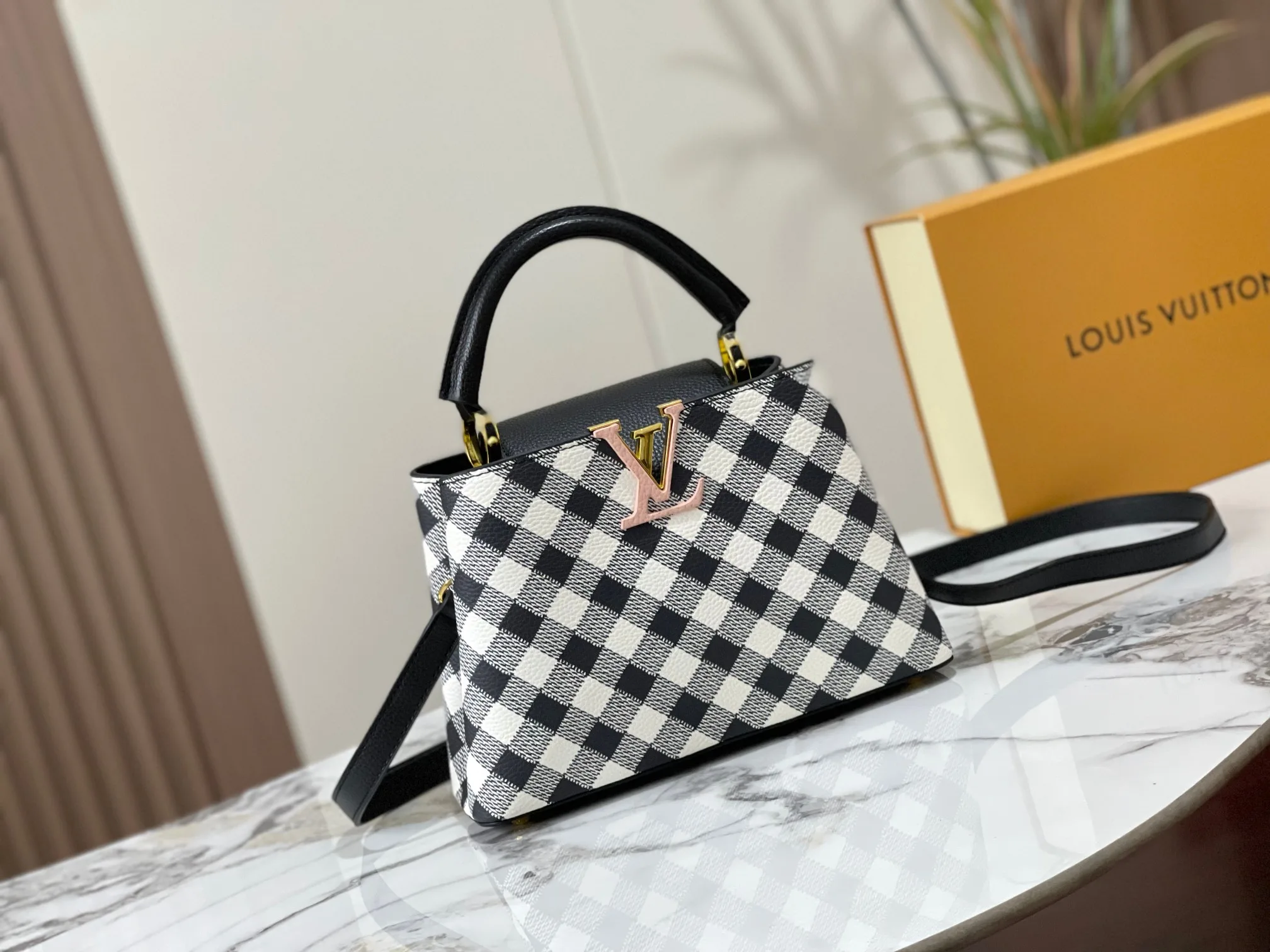 Louis Vuitton Capucines Bb Bag Black 27Cm M20716 Secondary image