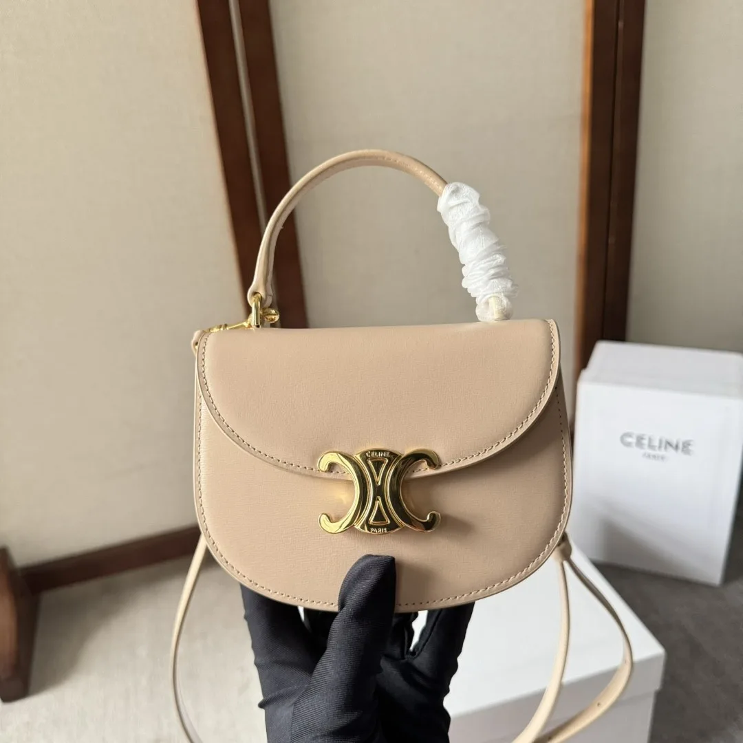 Celine Mini Besace Clea In Shiny Calfskin Nude 15Cm 10L063Etz 03Nd Secondary image