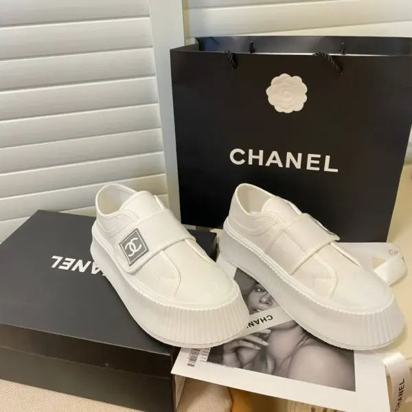 Chanel Logo Embroidered Shearling Cream Slides – 37 Eu 6 Us 24 Cm 9 4 In