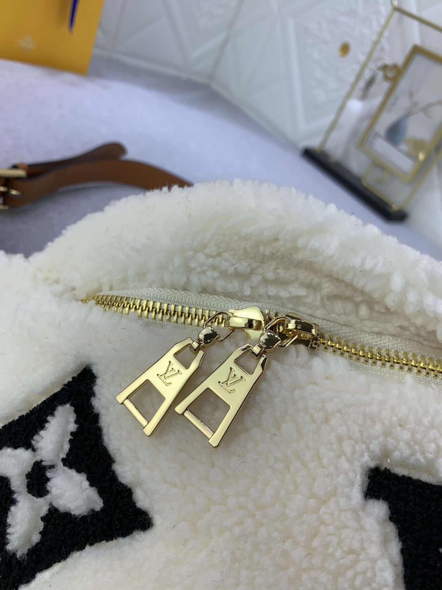 Louis Vuitton Bumbag Monogram Teddy Fleece White 37Cm Secondary image