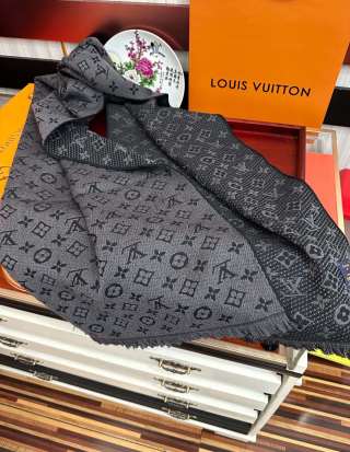 Louis Vuitton Monogram Classic scarf