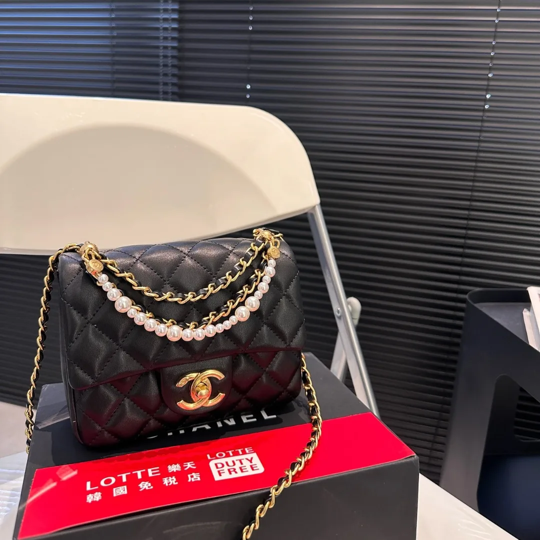 Chanel Flap Bag Gold Hardware With Chain White 17Cm Secondary image