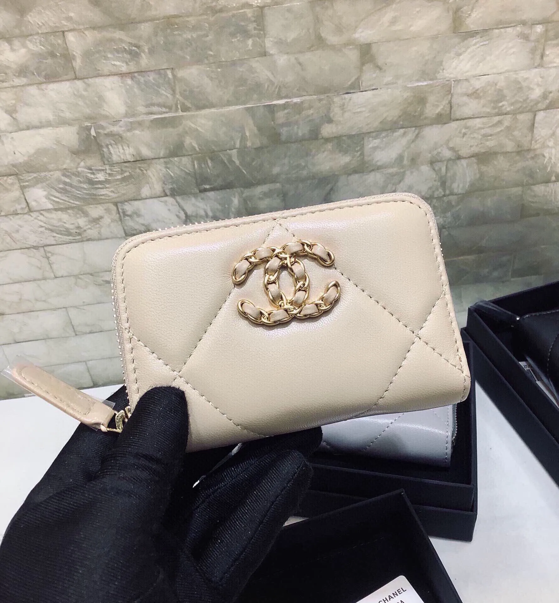 Chanel 19 Card Holder With Zipper Leather Cream Wallet Secondary image