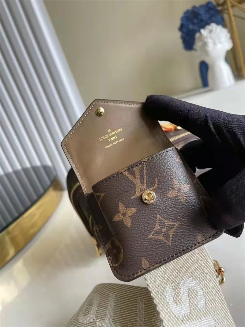 Louis Vuitton Utility Cross-Body Bag M80446 Secondary image