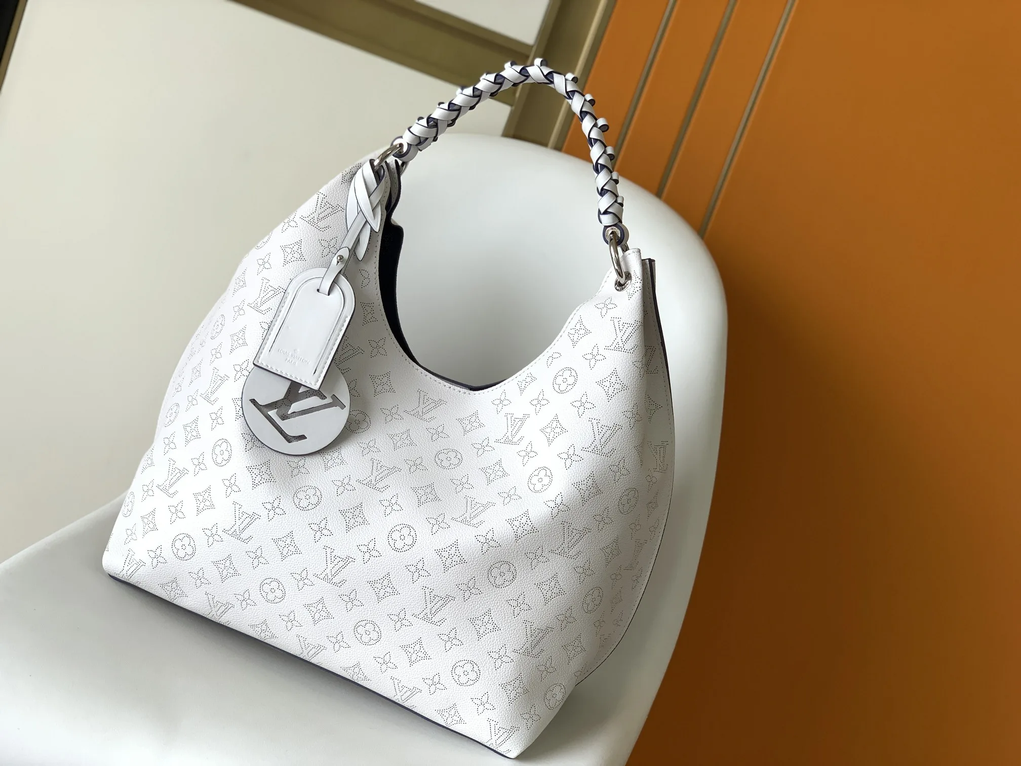 Louis Vuitton Carmel 40Cm White M57572 Secondary image