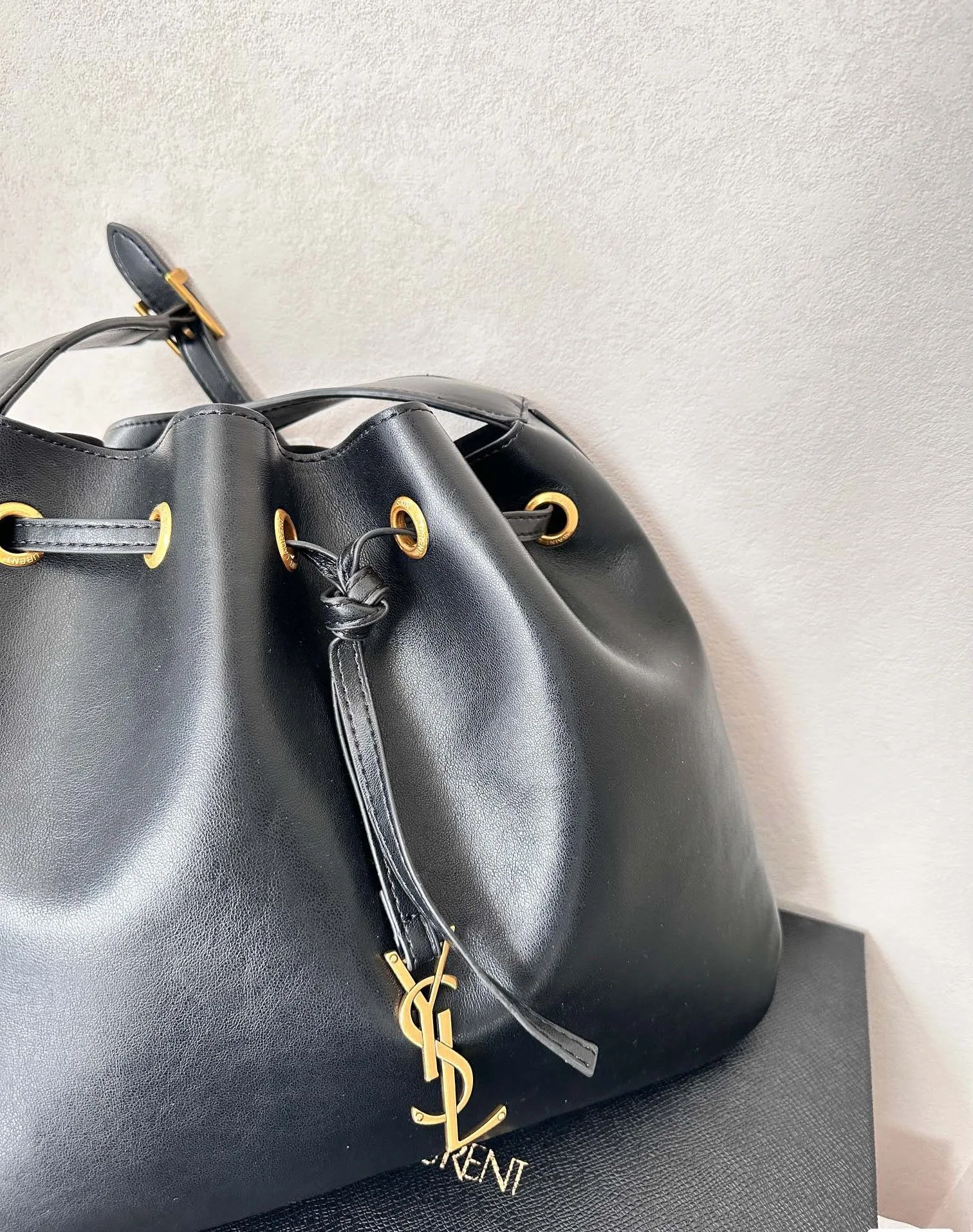 Saint Laurent Paris VII Medium Flat Hobo Bag In Smooth Leather Black 28Cm 697941Aaamd1000 Secondary image
