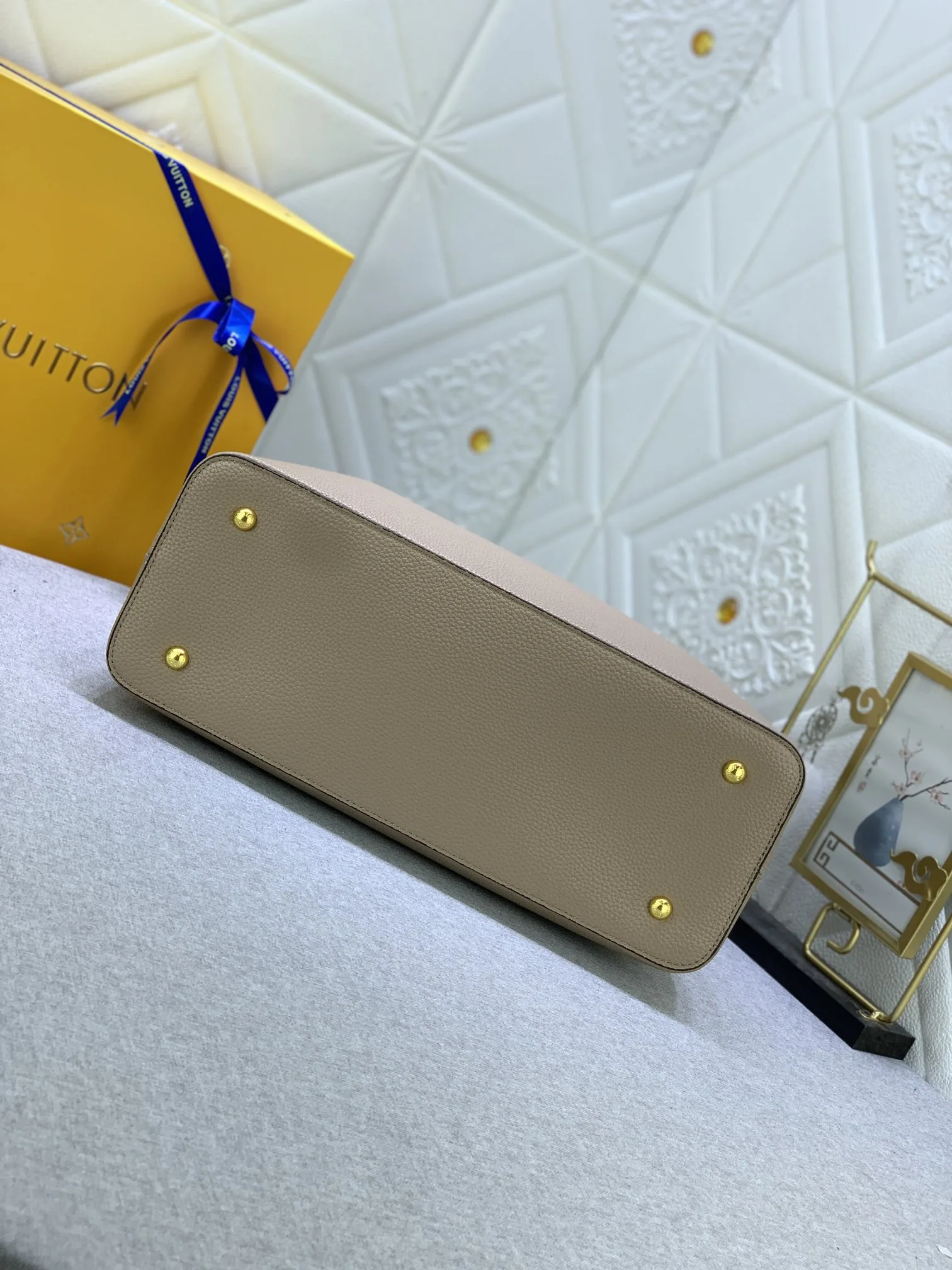 Louis Vuitton Capucines Mm Grey 31Cm M42253 Secondary image