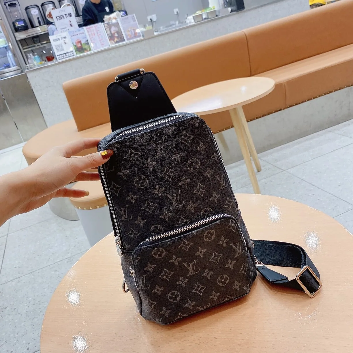 Louis Vuitton Louis Vuitton Avenue Slingbag Monogram Black 31Cm M45897 Secondary image