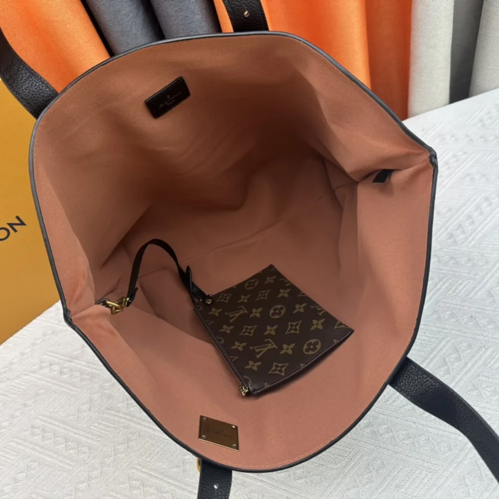 Louis Vuitton Low Key Cabas Mm Grained Calfskin White 47Cm Secondary image