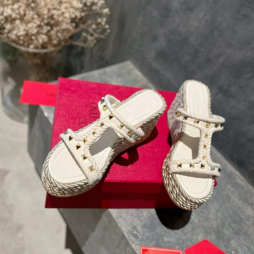 Valentino Rockstud Laminated Nappa Wedge Sandal Natural 4W2S0Gi5Dym Ybs